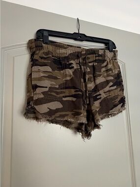Camo Express Elastic-Waist Frayed Hem Women's Shorts